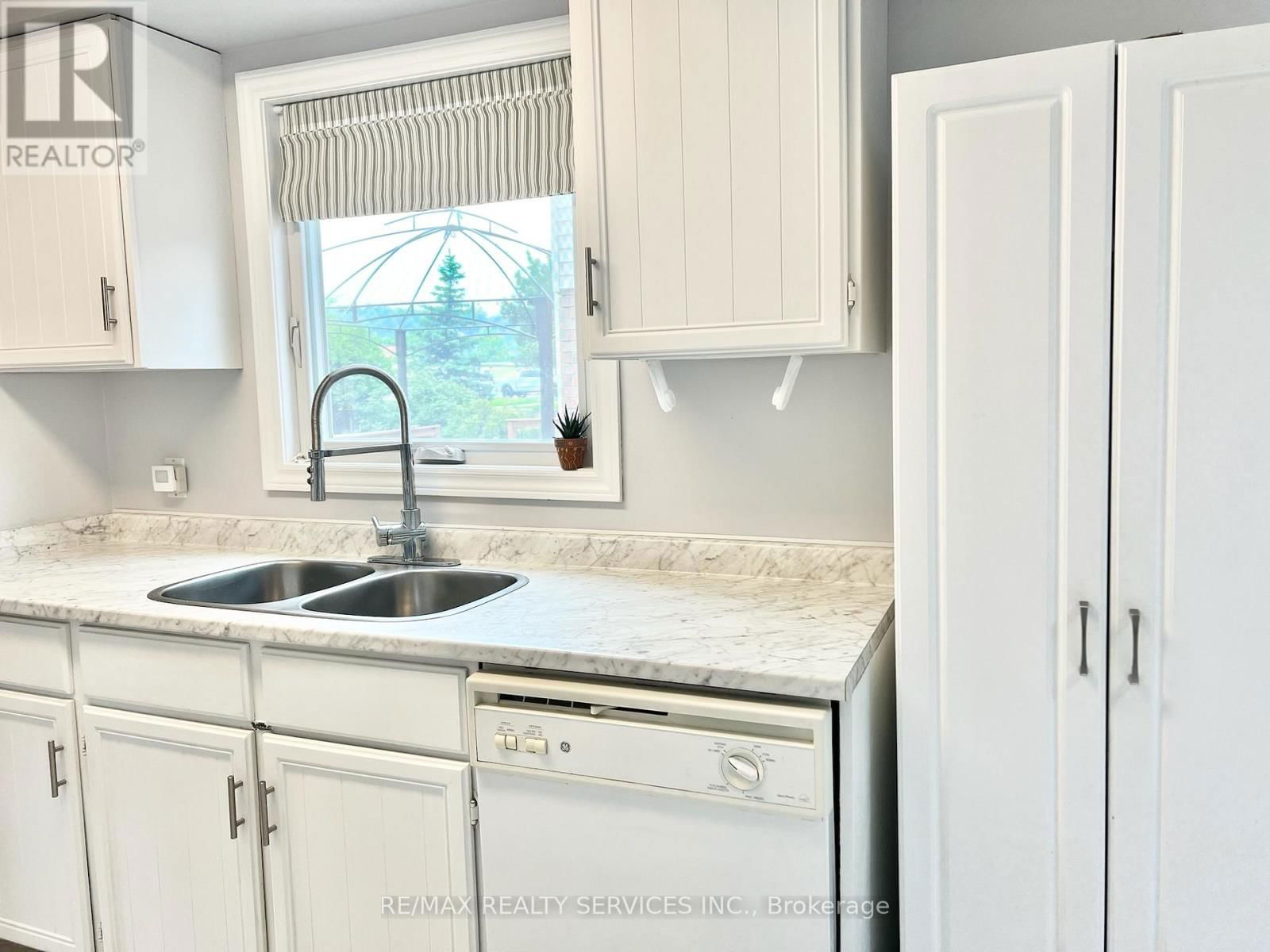 3 OLEANDER CRESCENT Image 16