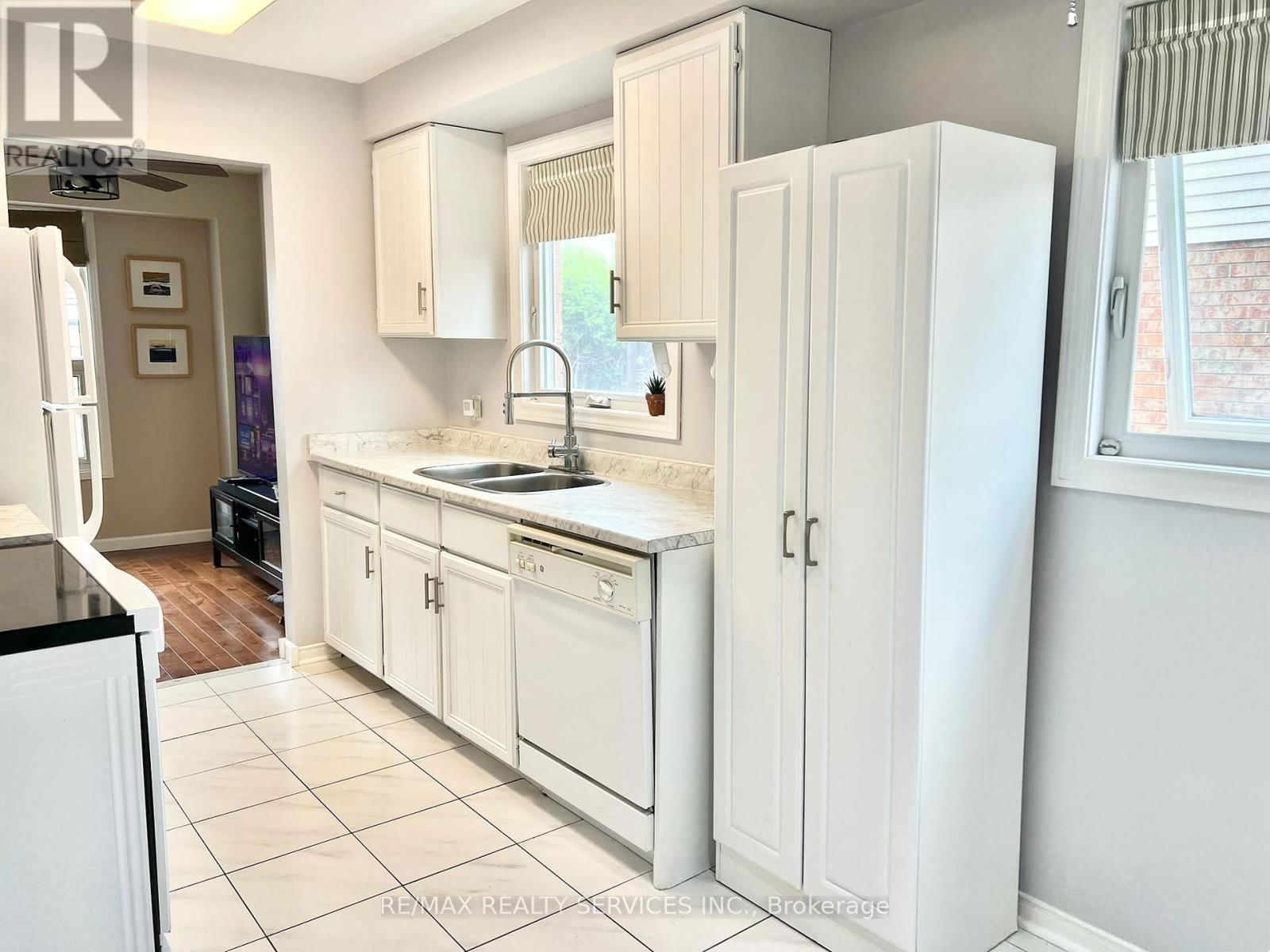 3 OLEANDER CRESCENT Image 17