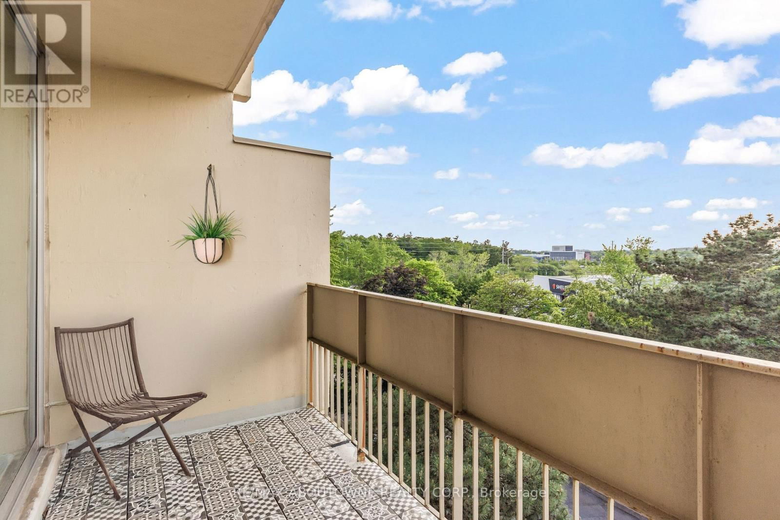 523 - 1300 MARLBOROUGH COURT Image 16
