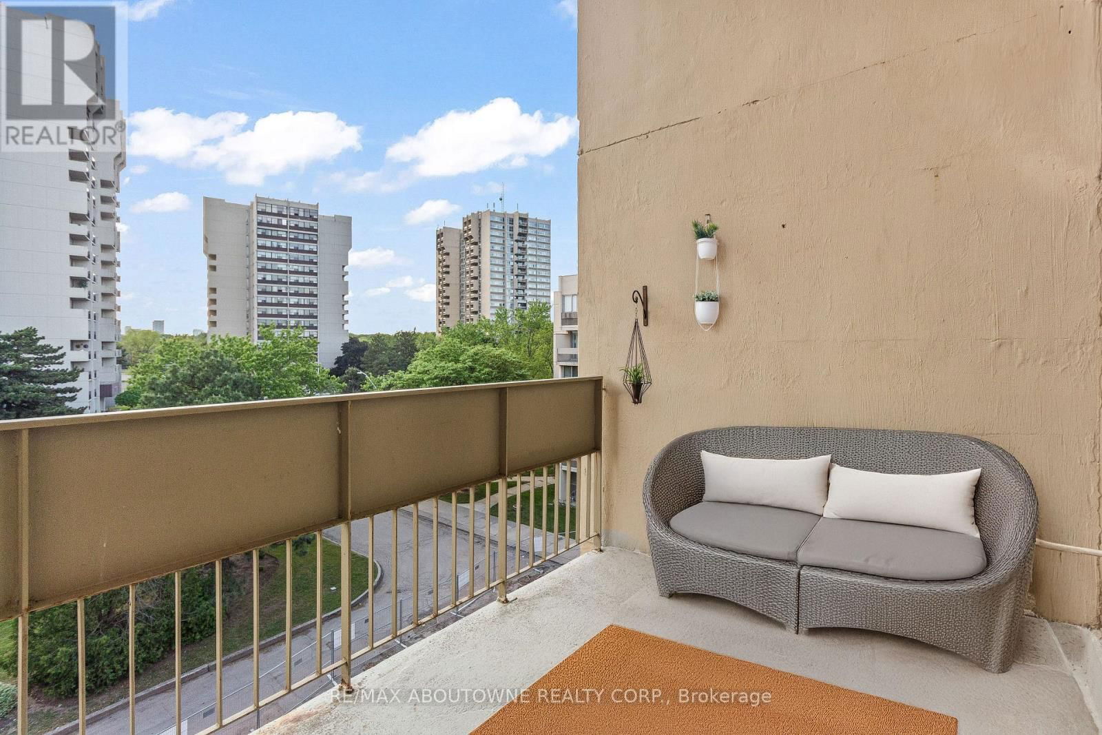 523 - 1300 MARLBOROUGH COURT Image 17
