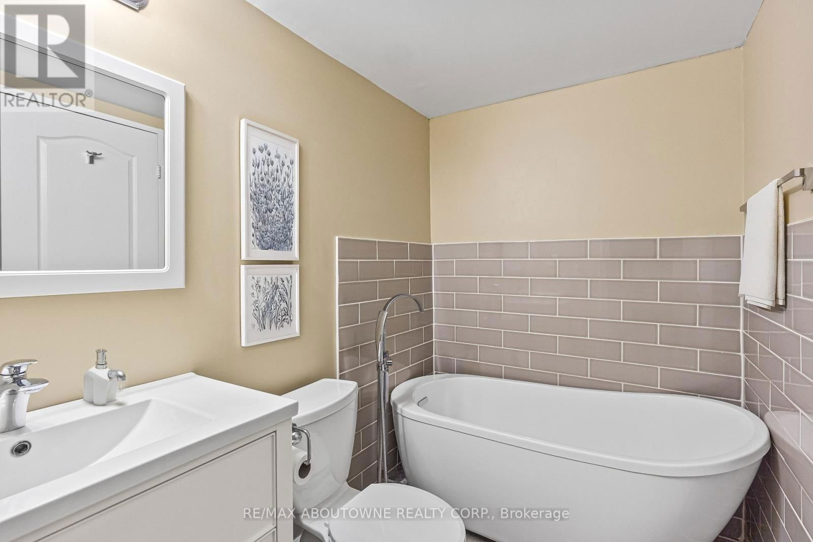 523 - 1300 MARLBOROUGH COURT Image 21