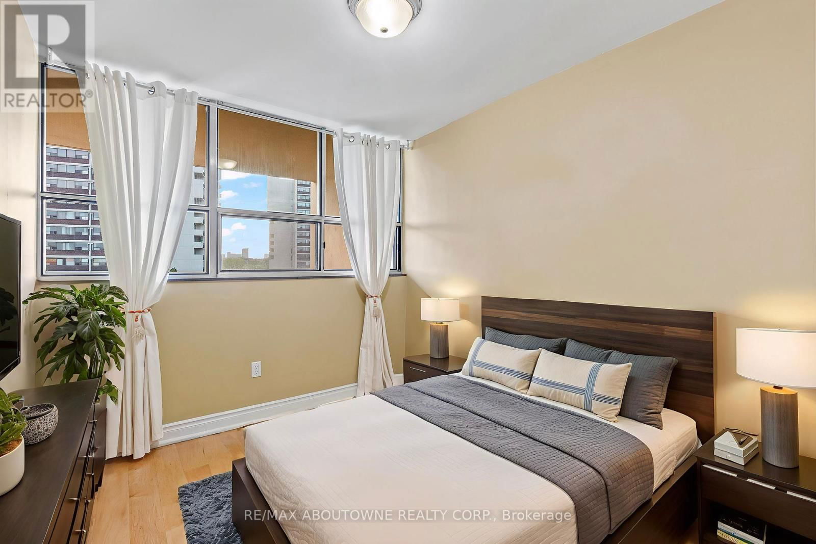 523 - 1300 MARLBOROUGH COURT Image 22
