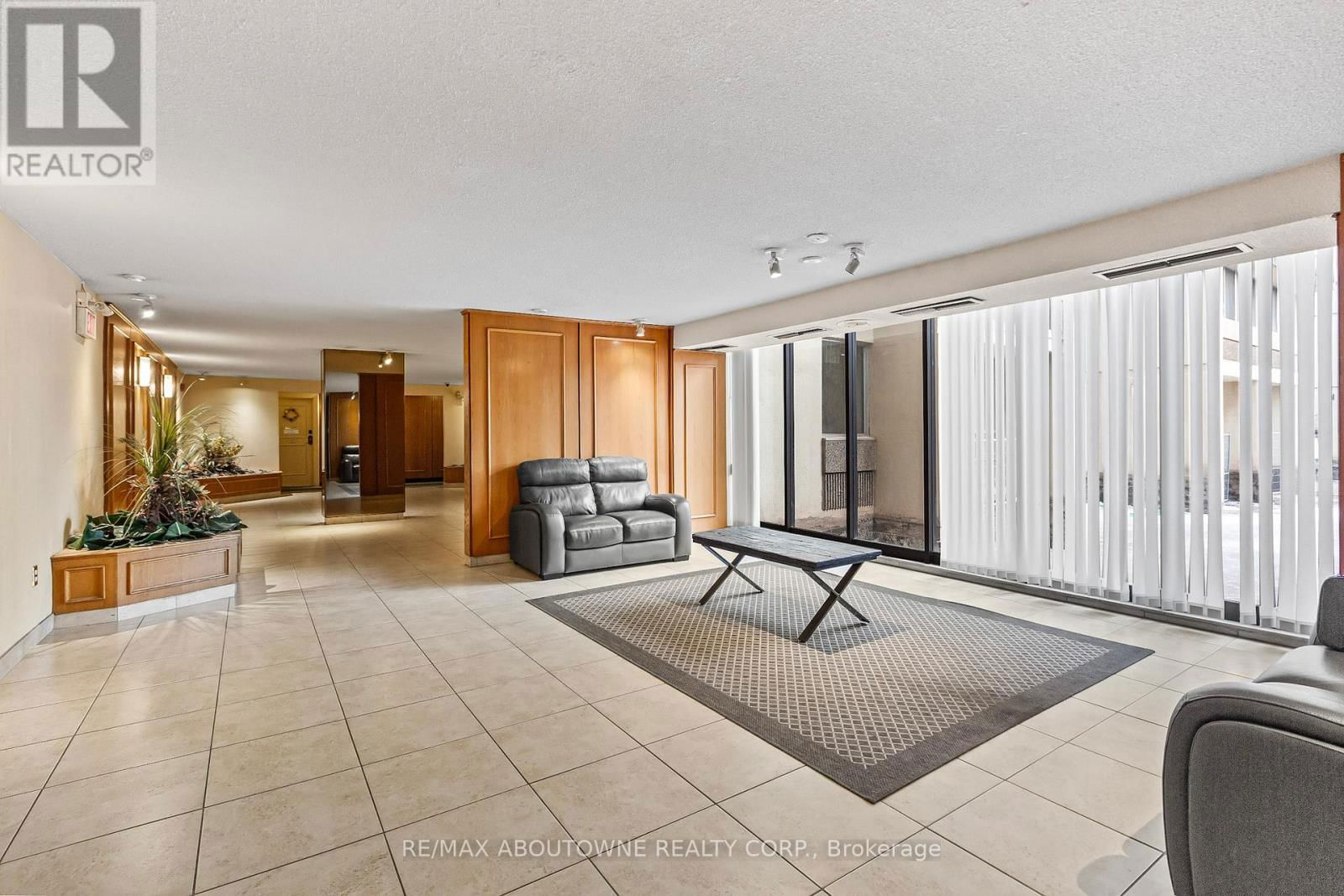 523 - 1300 MARLBOROUGH COURT Image 30