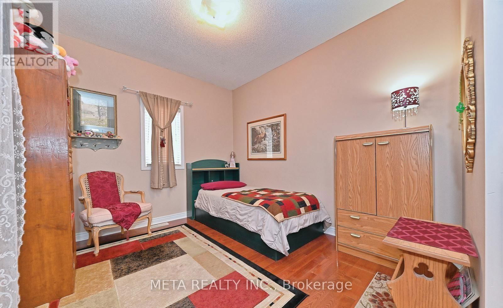 UPPER - 138 VAN SCOTT DRIVE NORTH Image 18