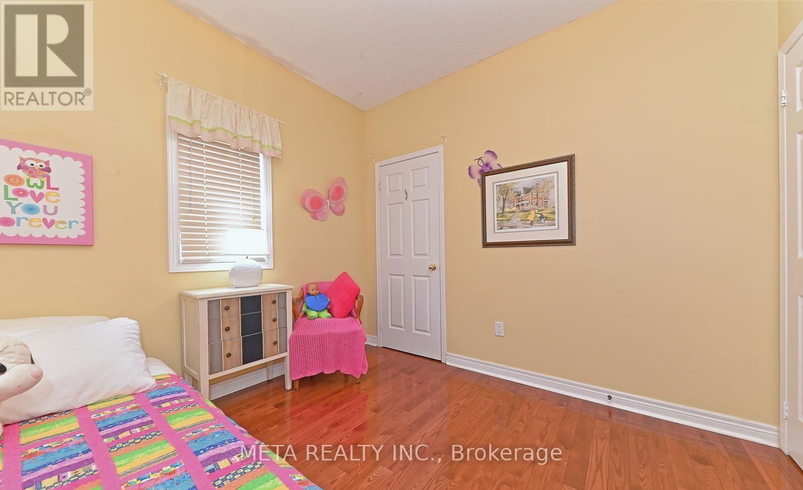 UPPER - 138 VAN SCOTT DRIVE NORTH Image 25