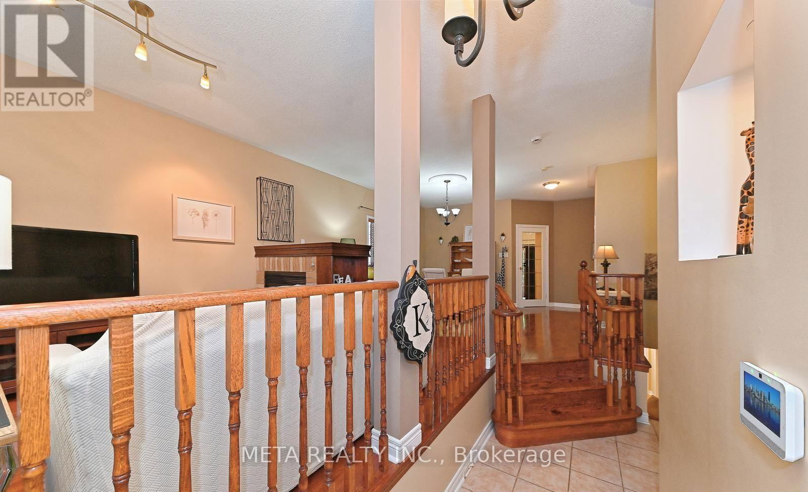 UPPER - 138 VAN SCOTT DRIVE NORTH Image 3