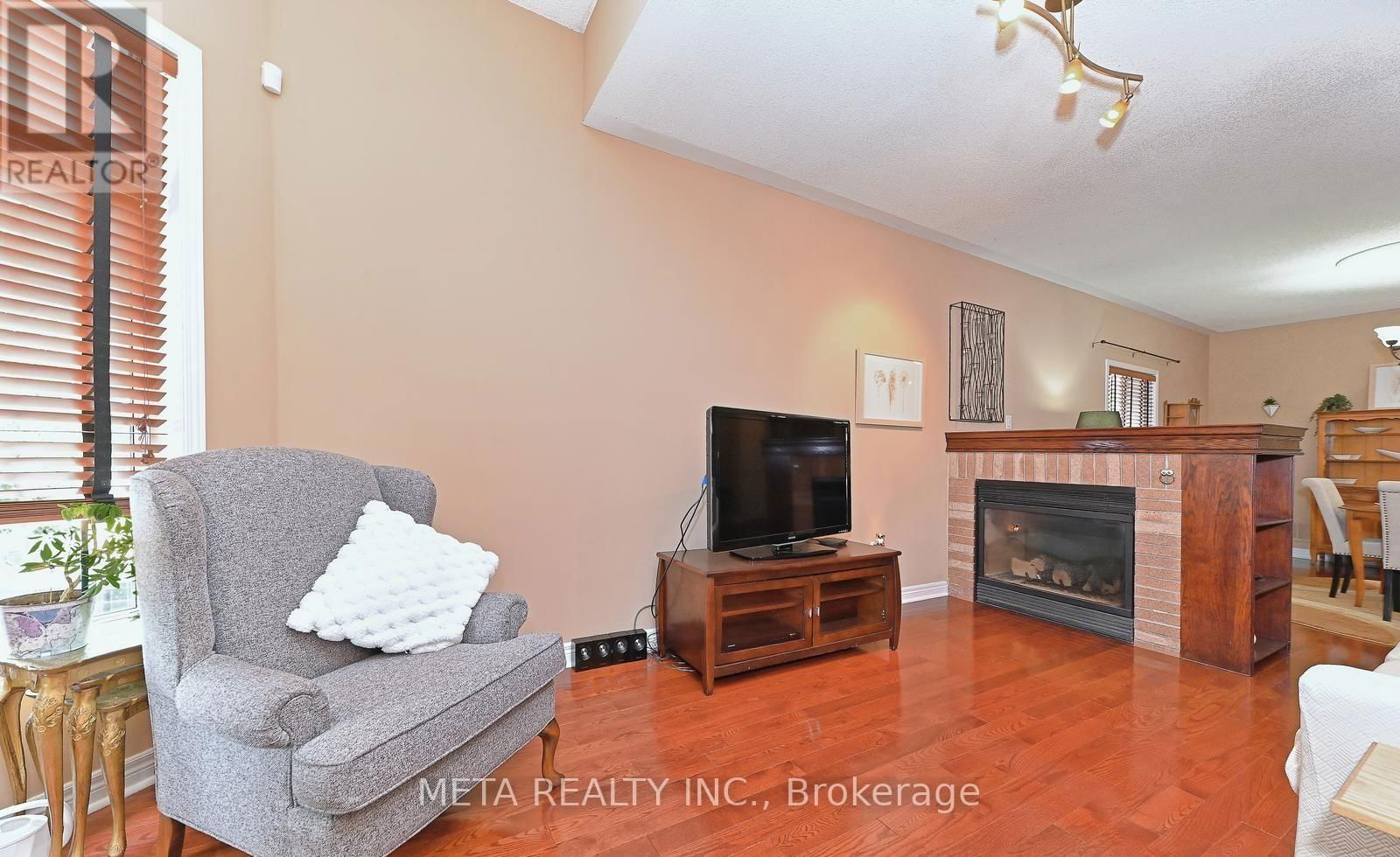 UPPER - 138 VAN SCOTT DRIVE NORTH Image 7