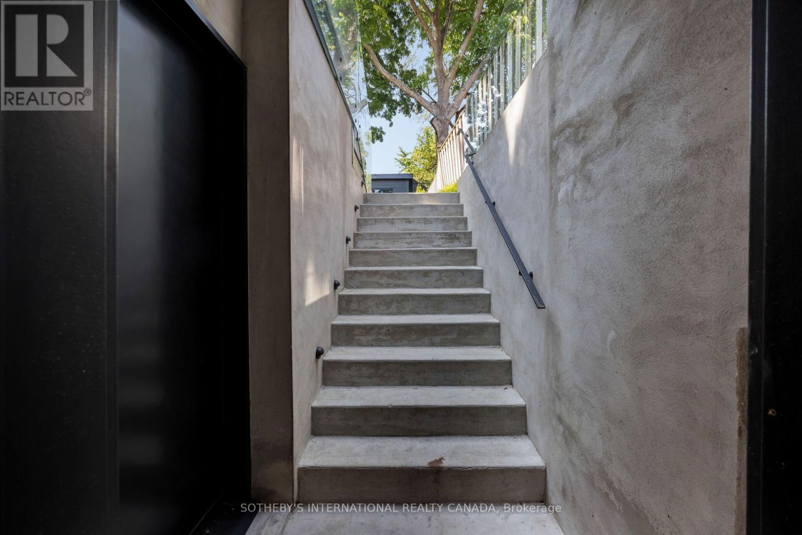 12 HEWITT AVENUE Image 45