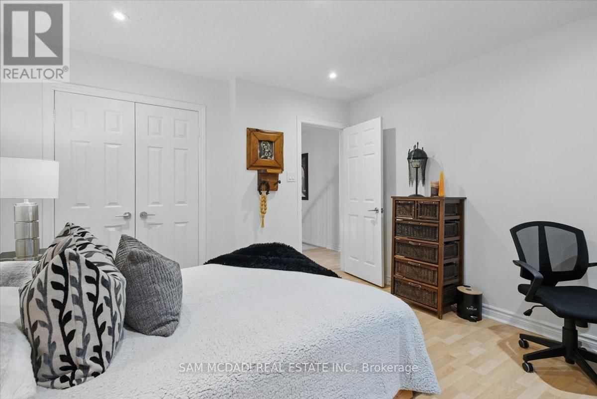 6074 LEESIDE CRESCENT Image 30