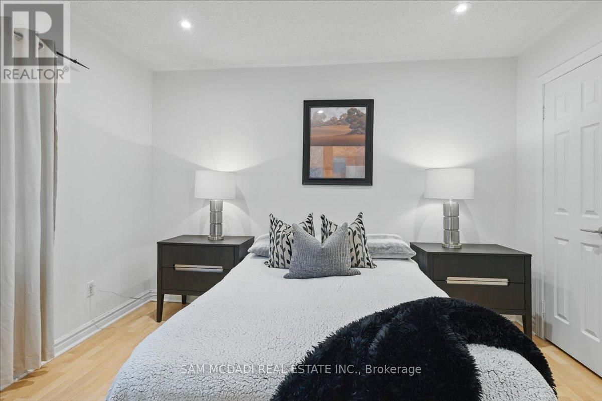 6074 LEESIDE CRESCENT Image 31