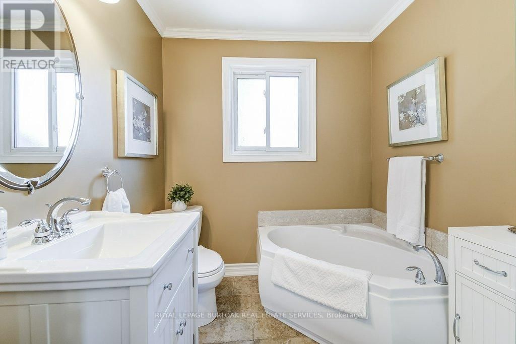 652 AUBURN CRESCENT Image 17