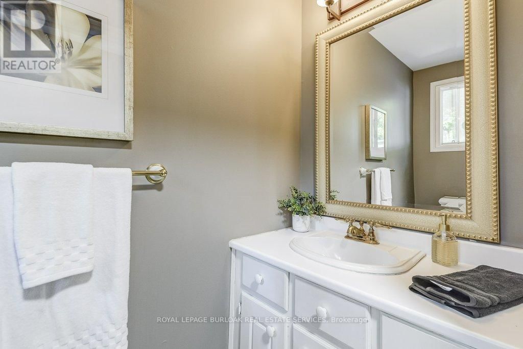 652 AUBURN CRESCENT Image 21