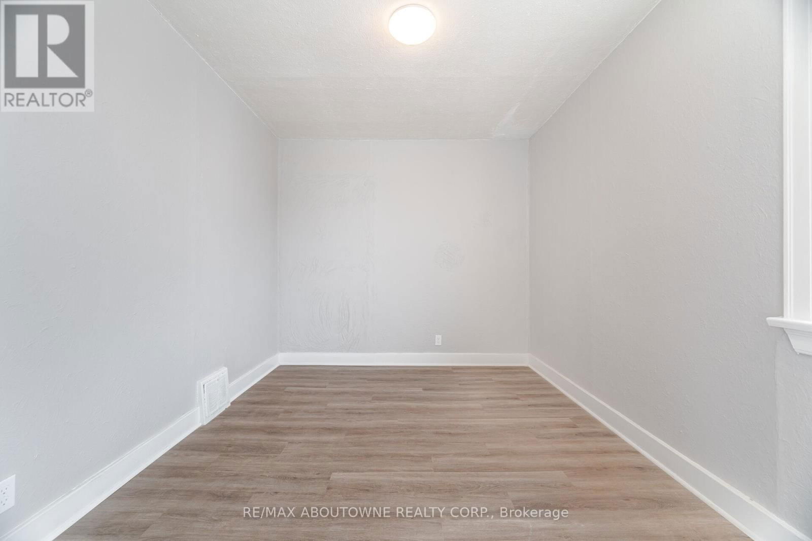 128 CROSS AVENUE Image 23