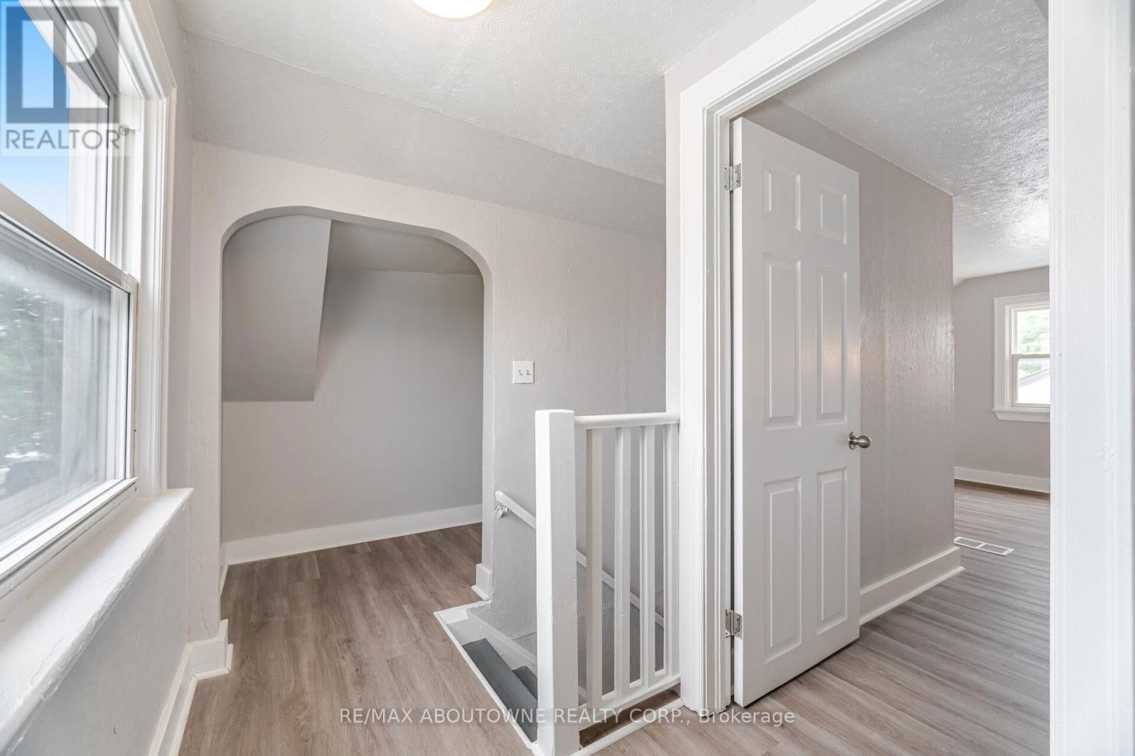 128 CROSS AVENUE Image 28