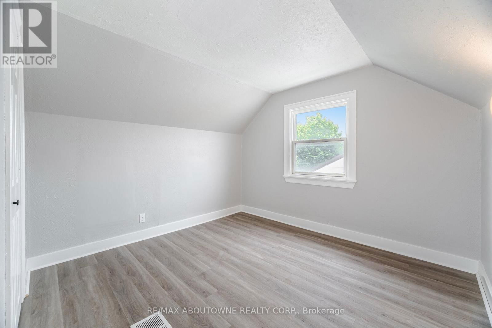 128 CROSS AVENUE Image 31