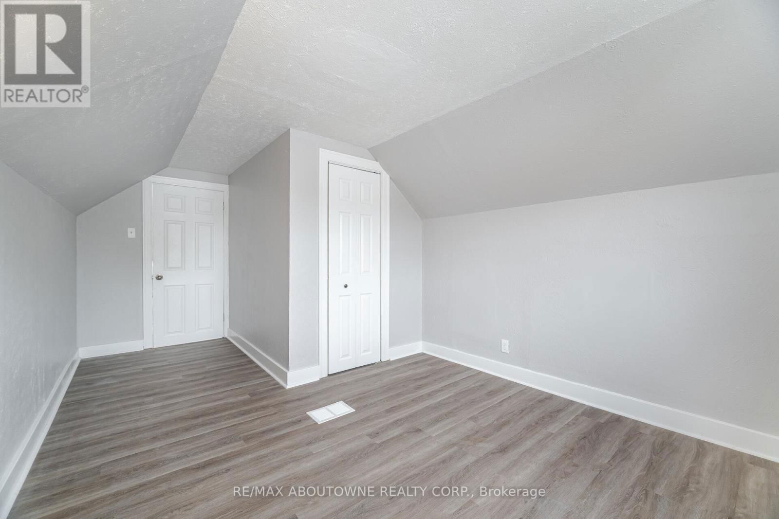 128 CROSS AVENUE Image 32