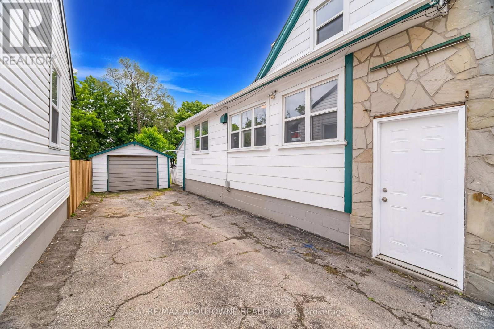 128 CROSS AVENUE Image 36