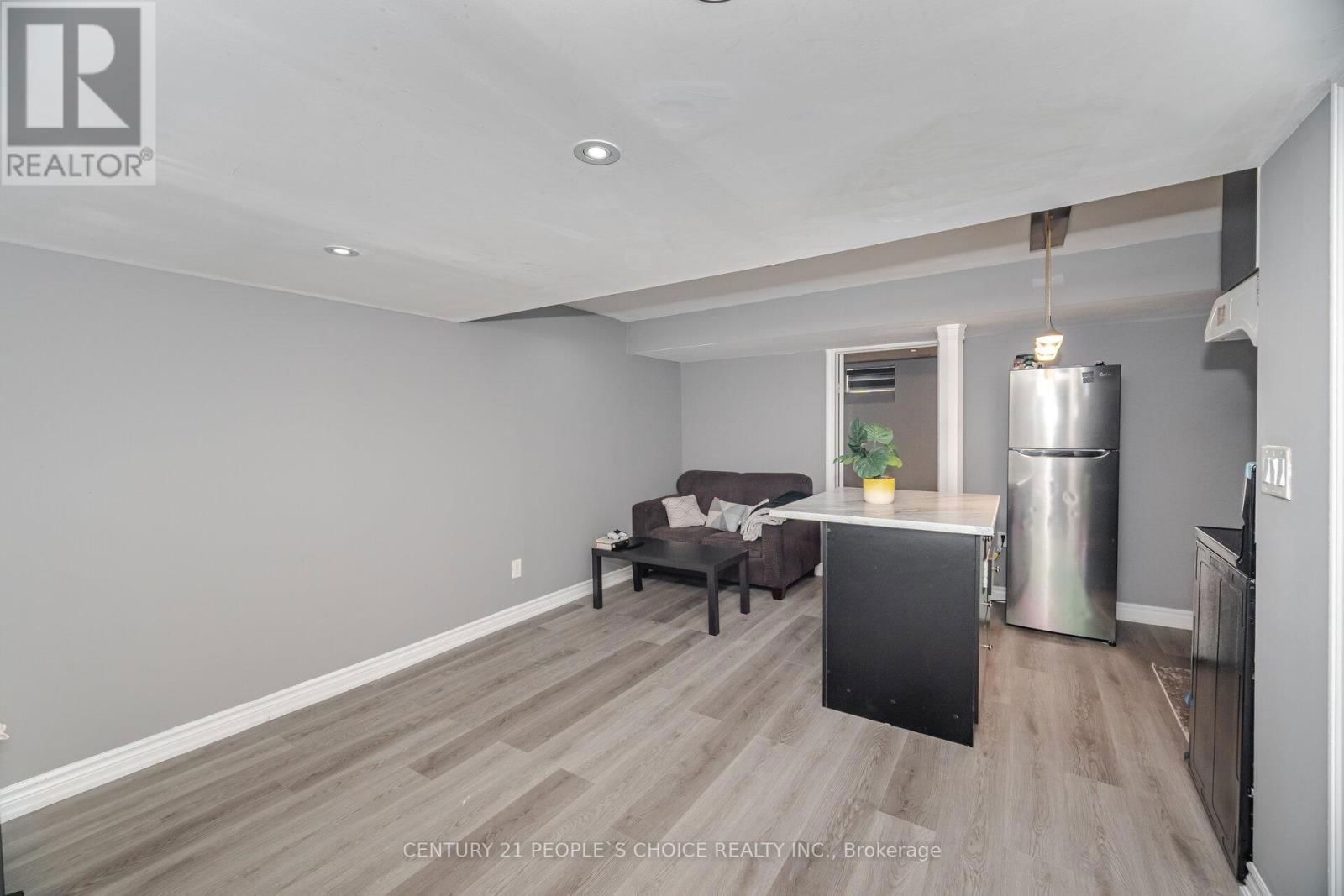 72 CRYSTALVIEW CRESCENT Image 31