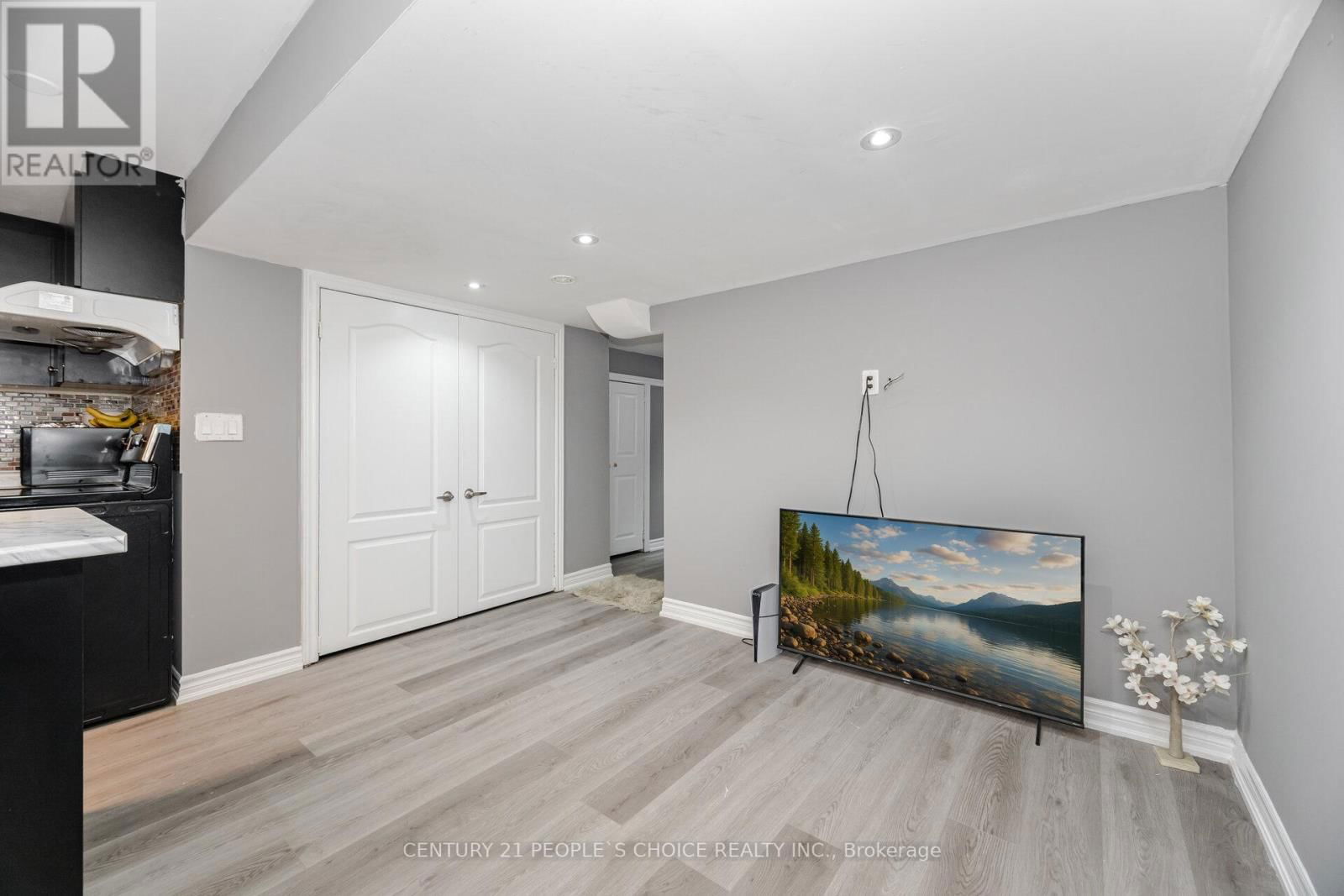 72 CRYSTALVIEW CRESCENT Image 32