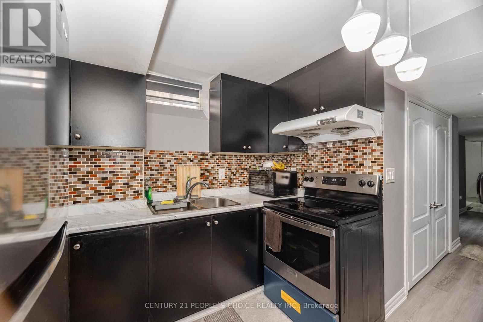 72 CRYSTALVIEW CRESCENT Image 33