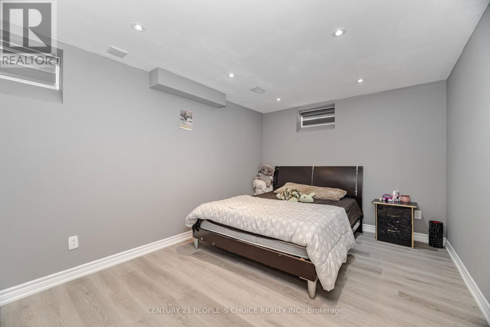 72 CRYSTALVIEW CRESCENT Image 34