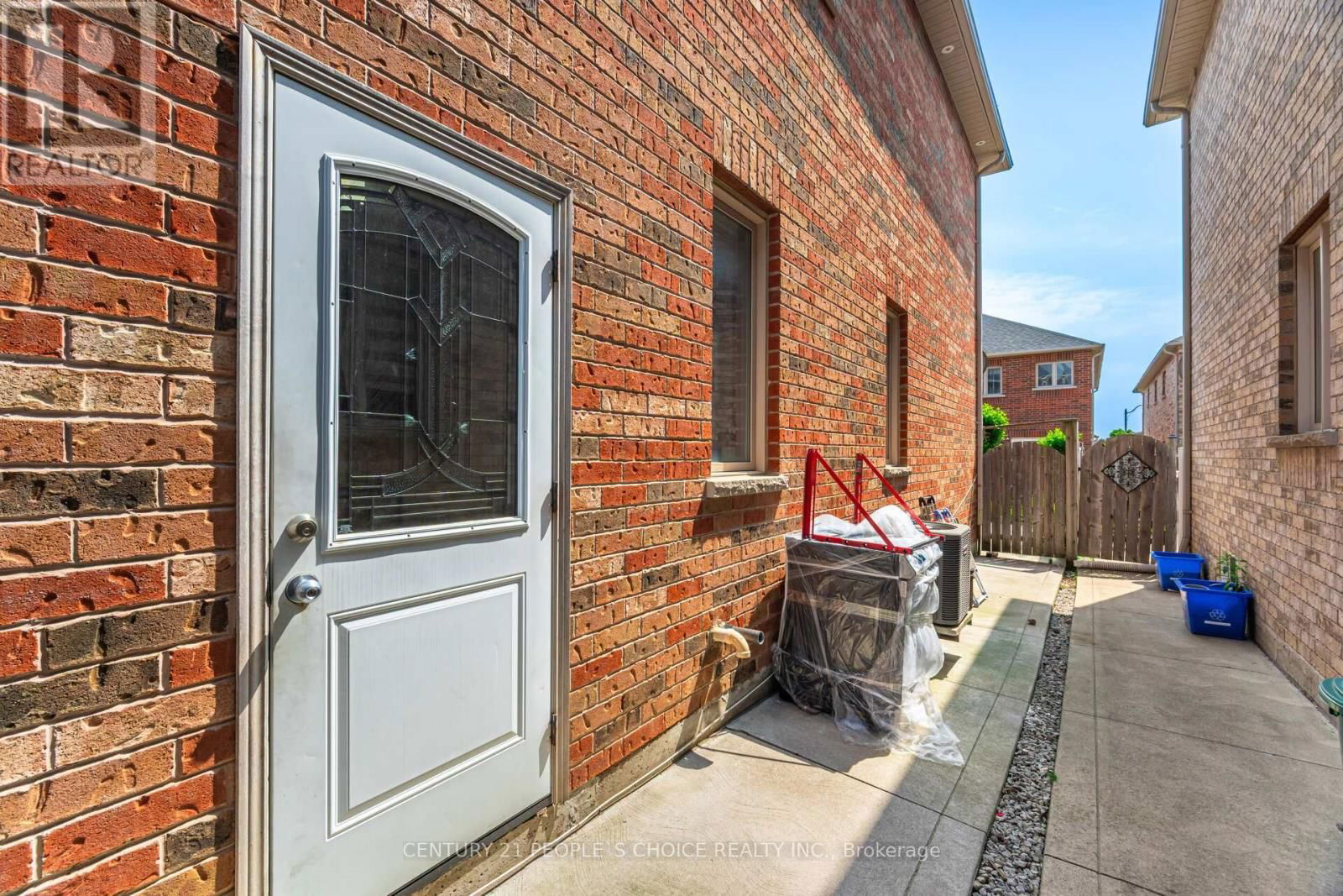 72 CRYSTALVIEW CRESCENT Image 35