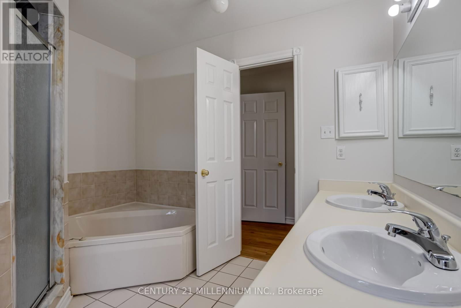 1572 CARTIER COURT Image 20