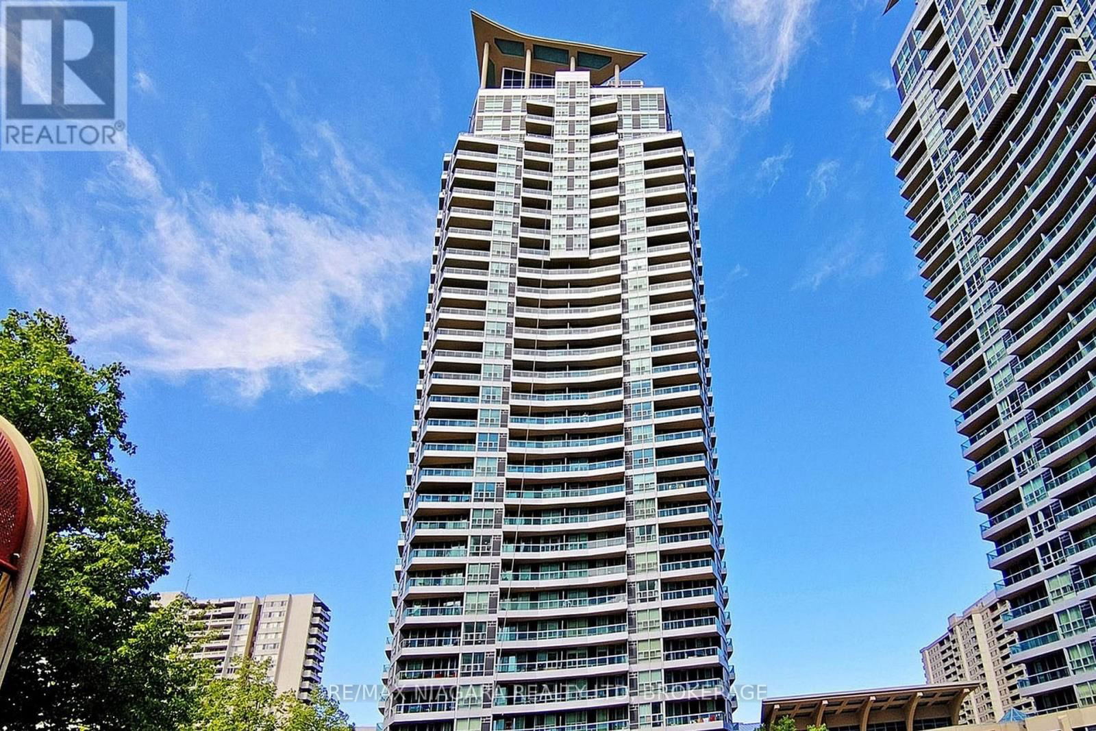 807 - 1 ELM DRIVE Image 2