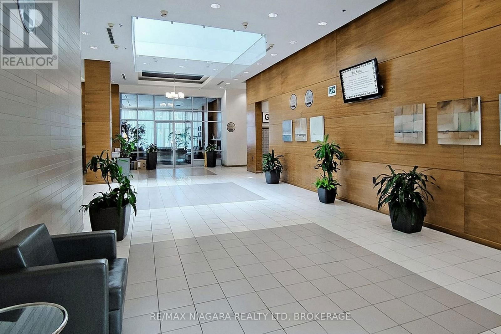 807 - 1 ELM DRIVE Image 3