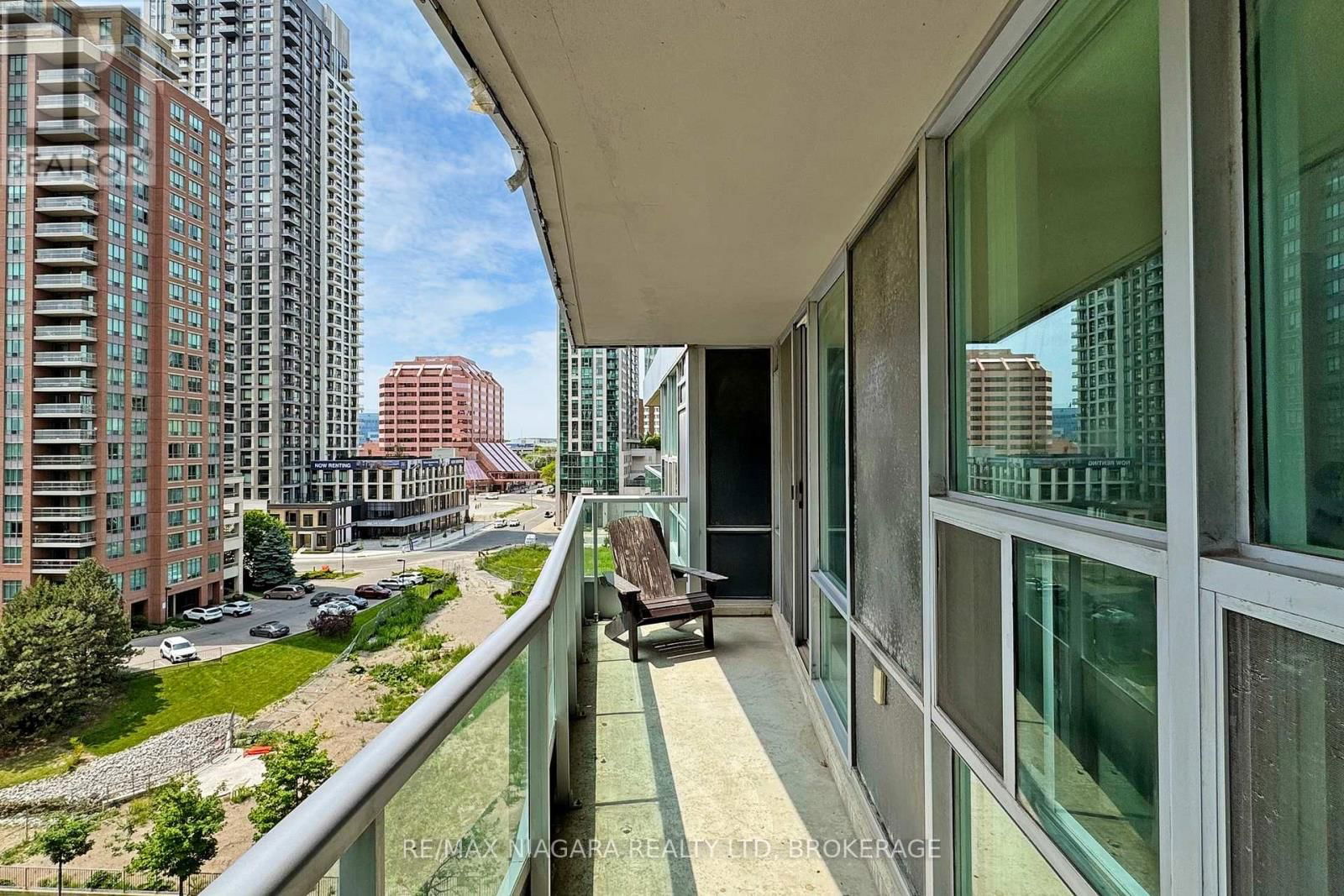 807 - 1 ELM DRIVE Image 33