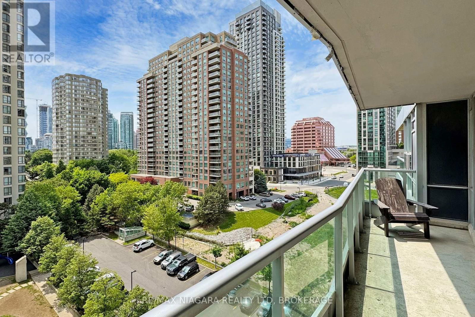 807 - 1 ELM DRIVE Image 34
