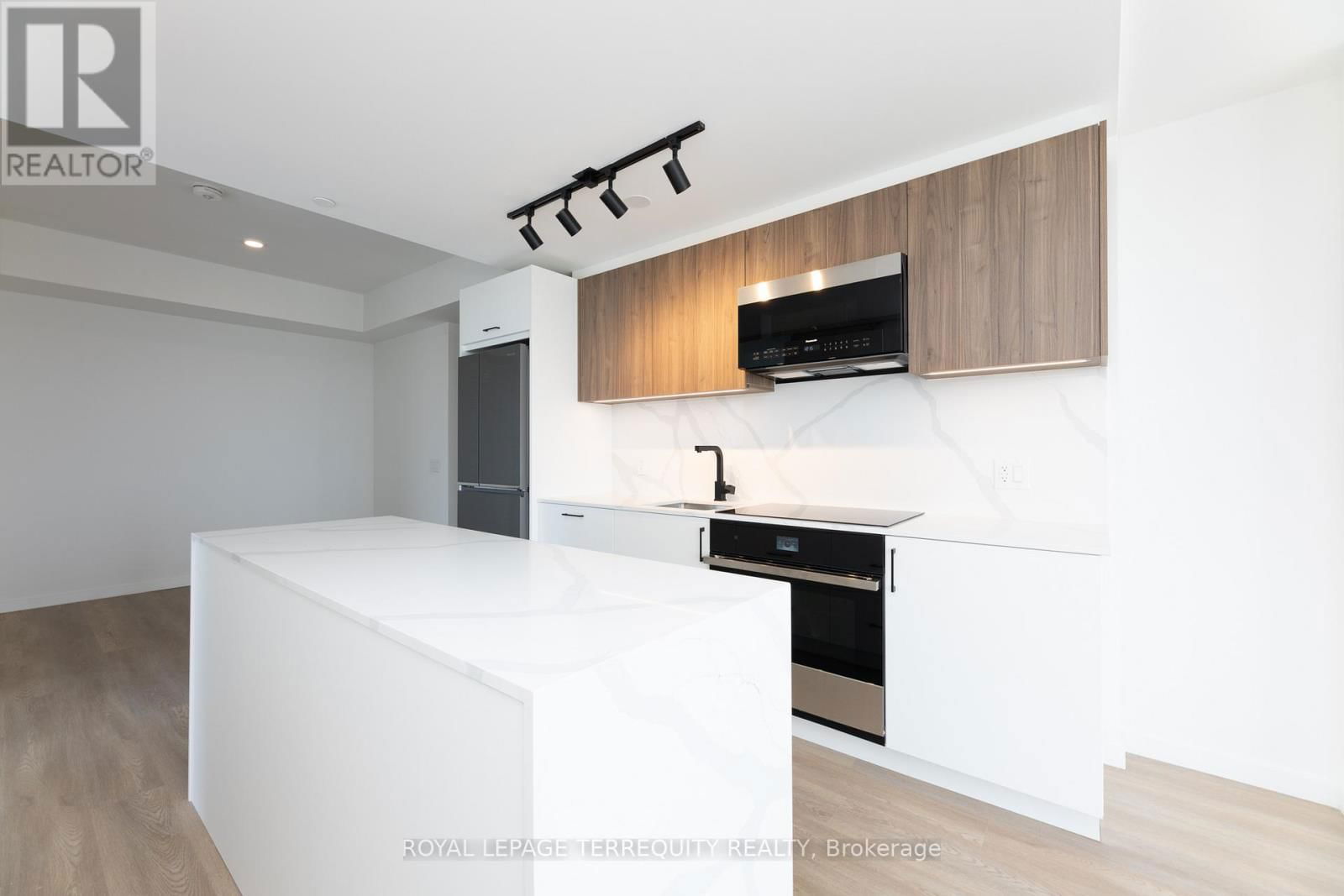 707 - 689 THE QUEENSWAY Image 12