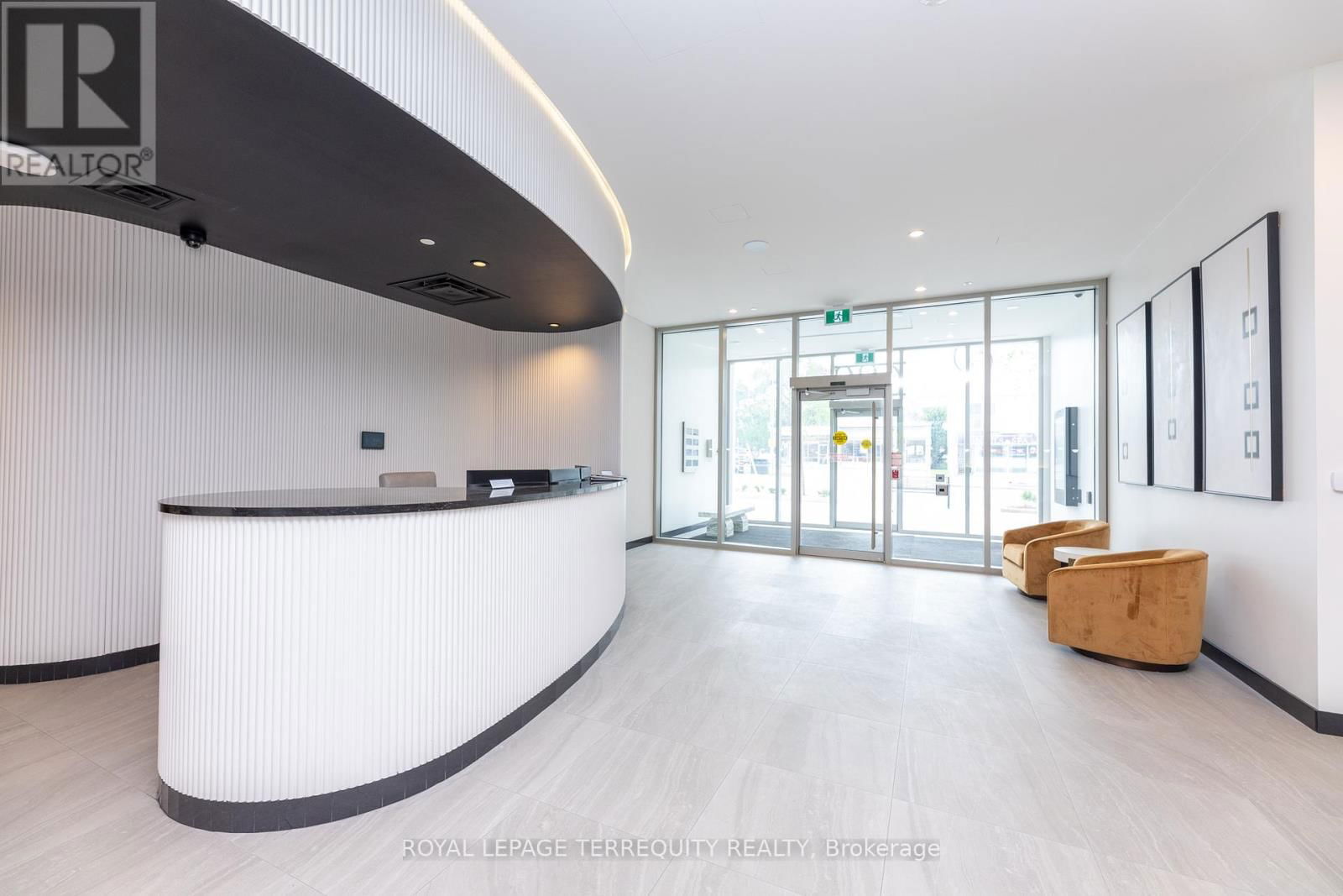 707 - 689 THE QUEENSWAY Image 2