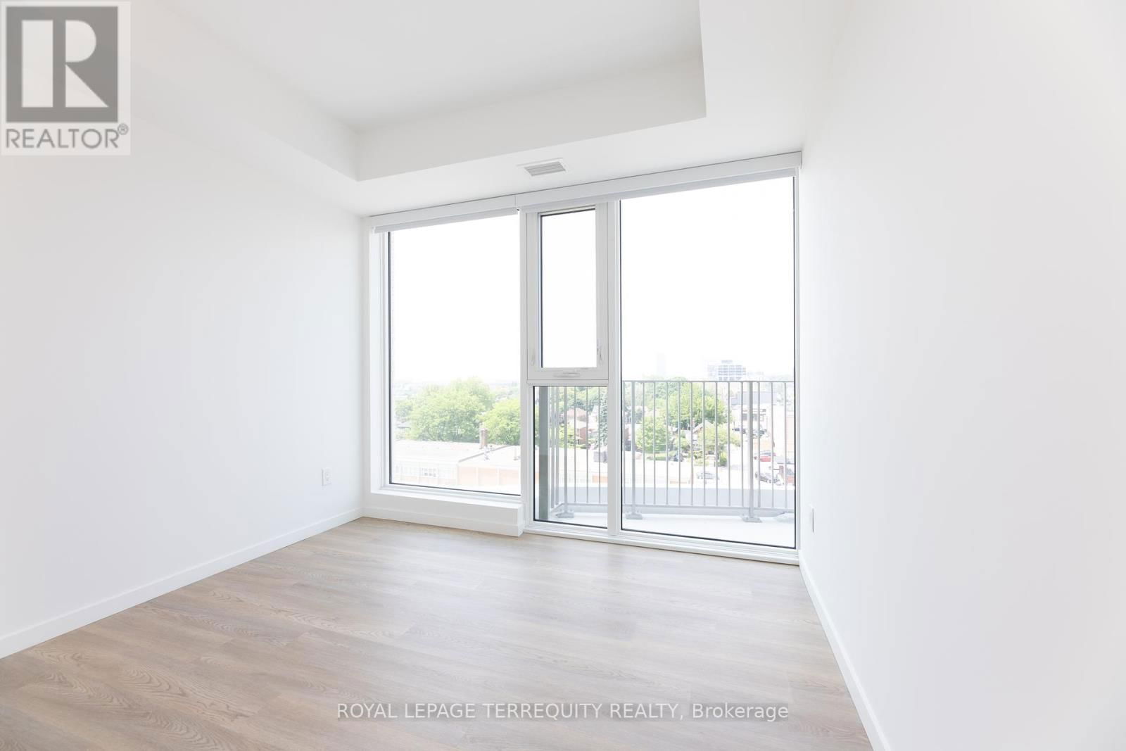 707 - 689 THE QUEENSWAY Image 26
