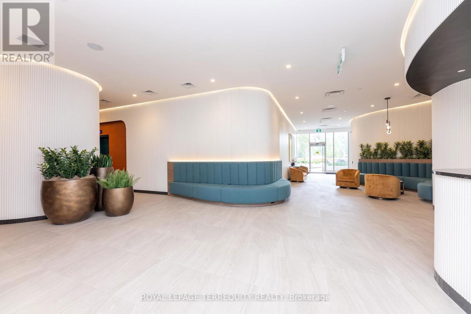 707 - 689 THE QUEENSWAY Image 3