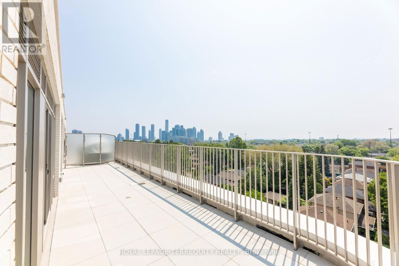 707 - 689 THE QUEENSWAY Image 30