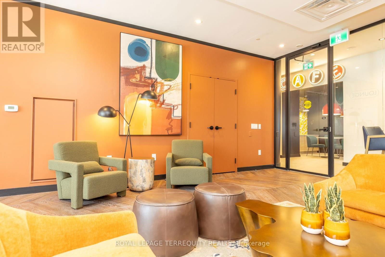 707 - 689 THE QUEENSWAY Image 34