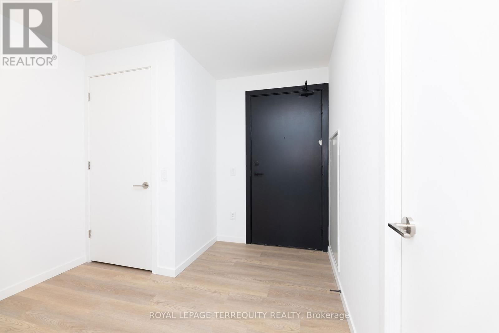 707 - 689 THE QUEENSWAY Image 6