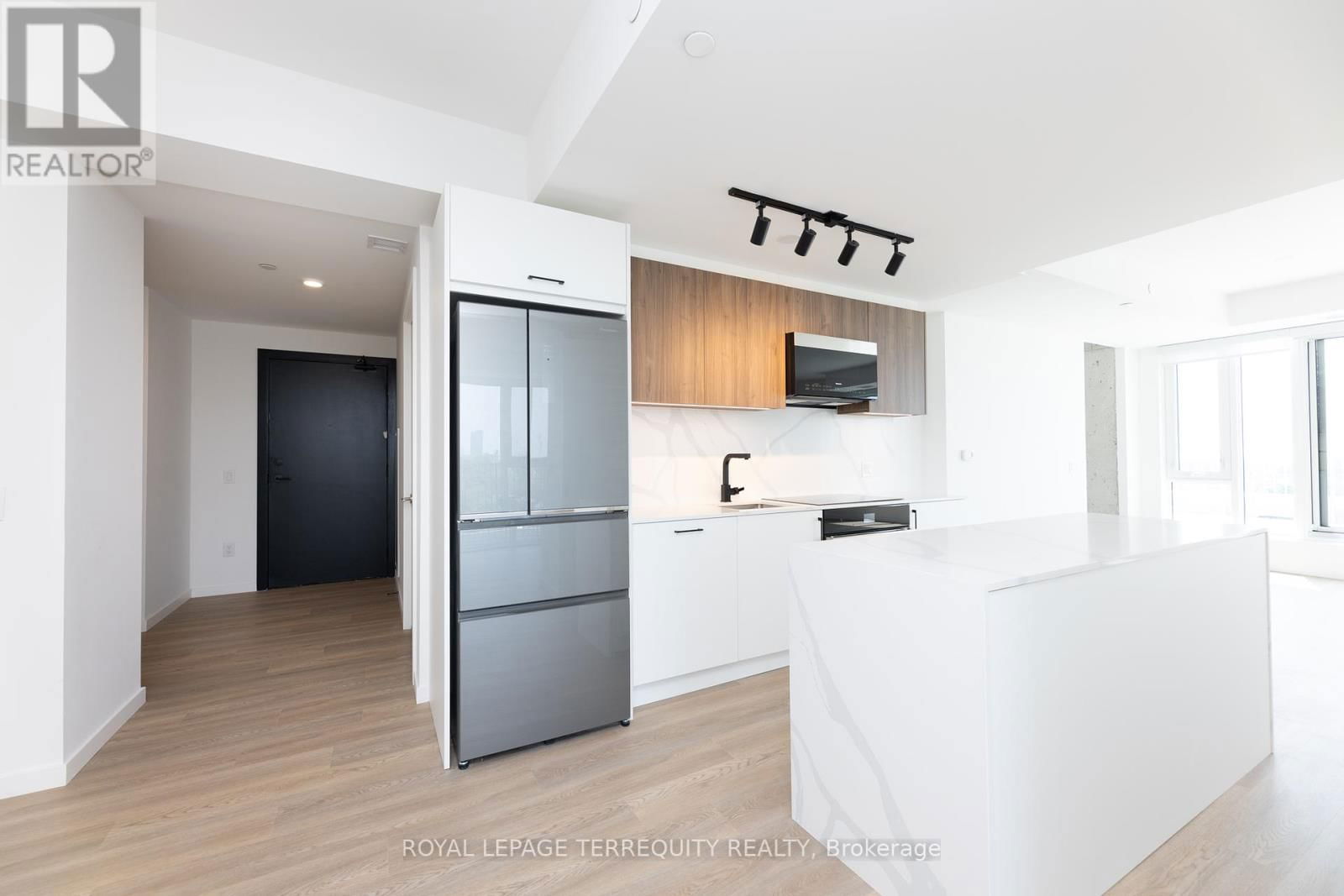 707 - 689 THE QUEENSWAY Image 8