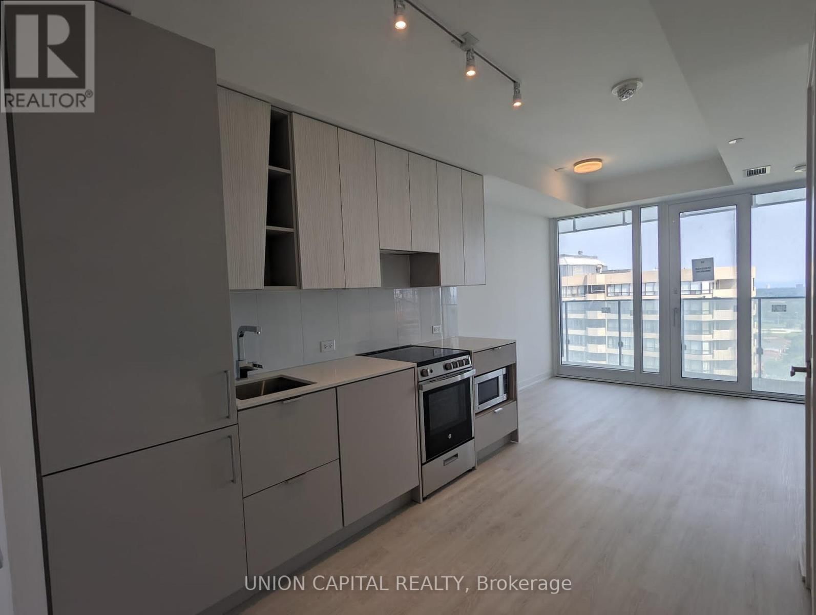 1805 - 3883 QUARTZ ROAD Image 5
