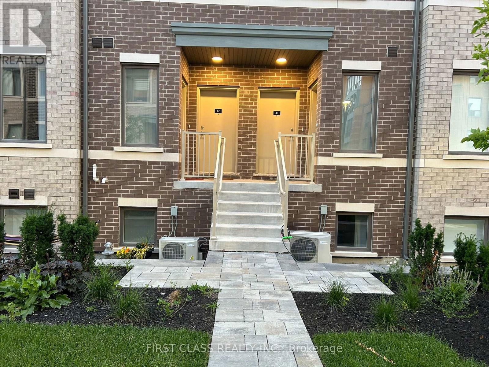 Unit 43 - 15 WILLIAM JACKSON WAY Image 2