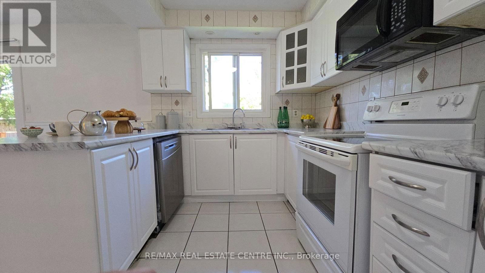 24 SALISBURY CIRCLE Image 12