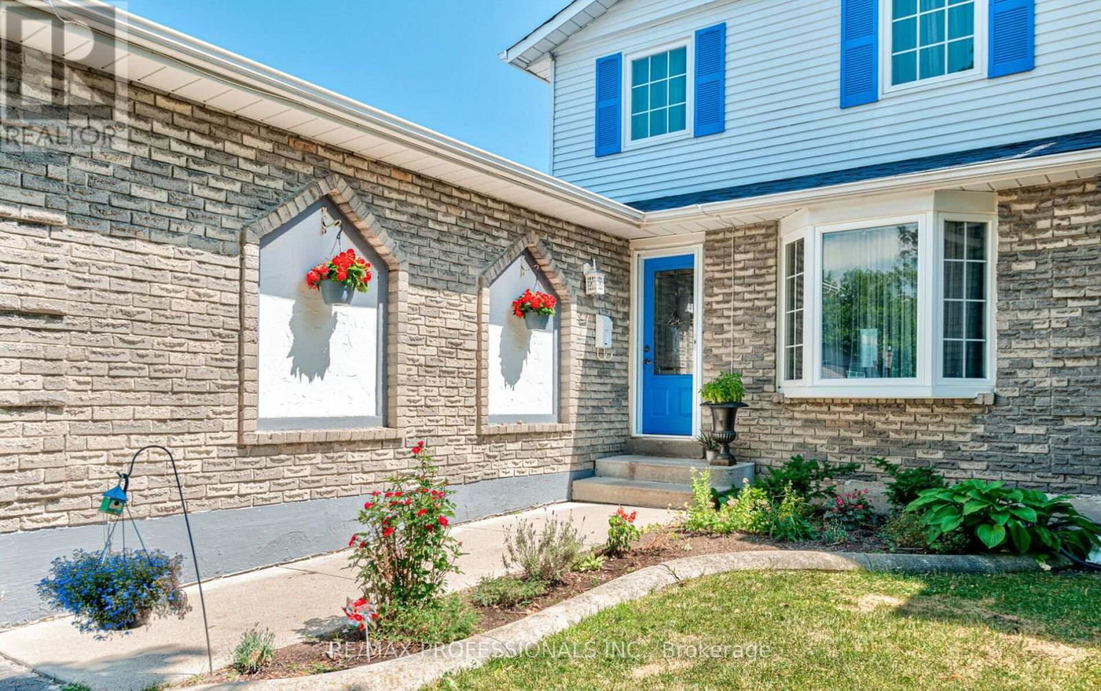 2416 MALCOLM CRESCENT Image 1