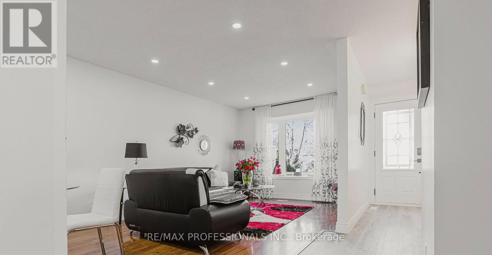 2416 MALCOLM CRESCENT Image 14