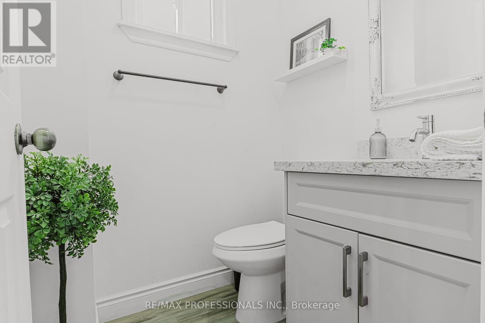 2416 MALCOLM CRESCENT Image 15