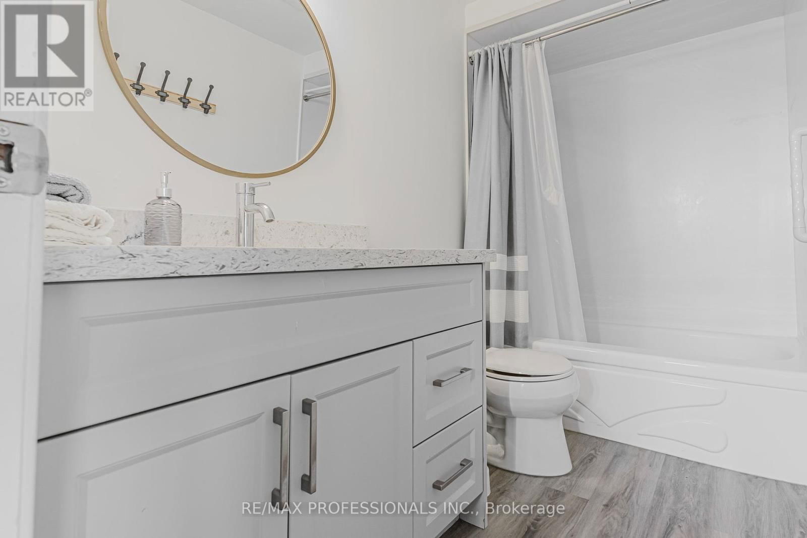 2416 MALCOLM CRESCENT Image 20