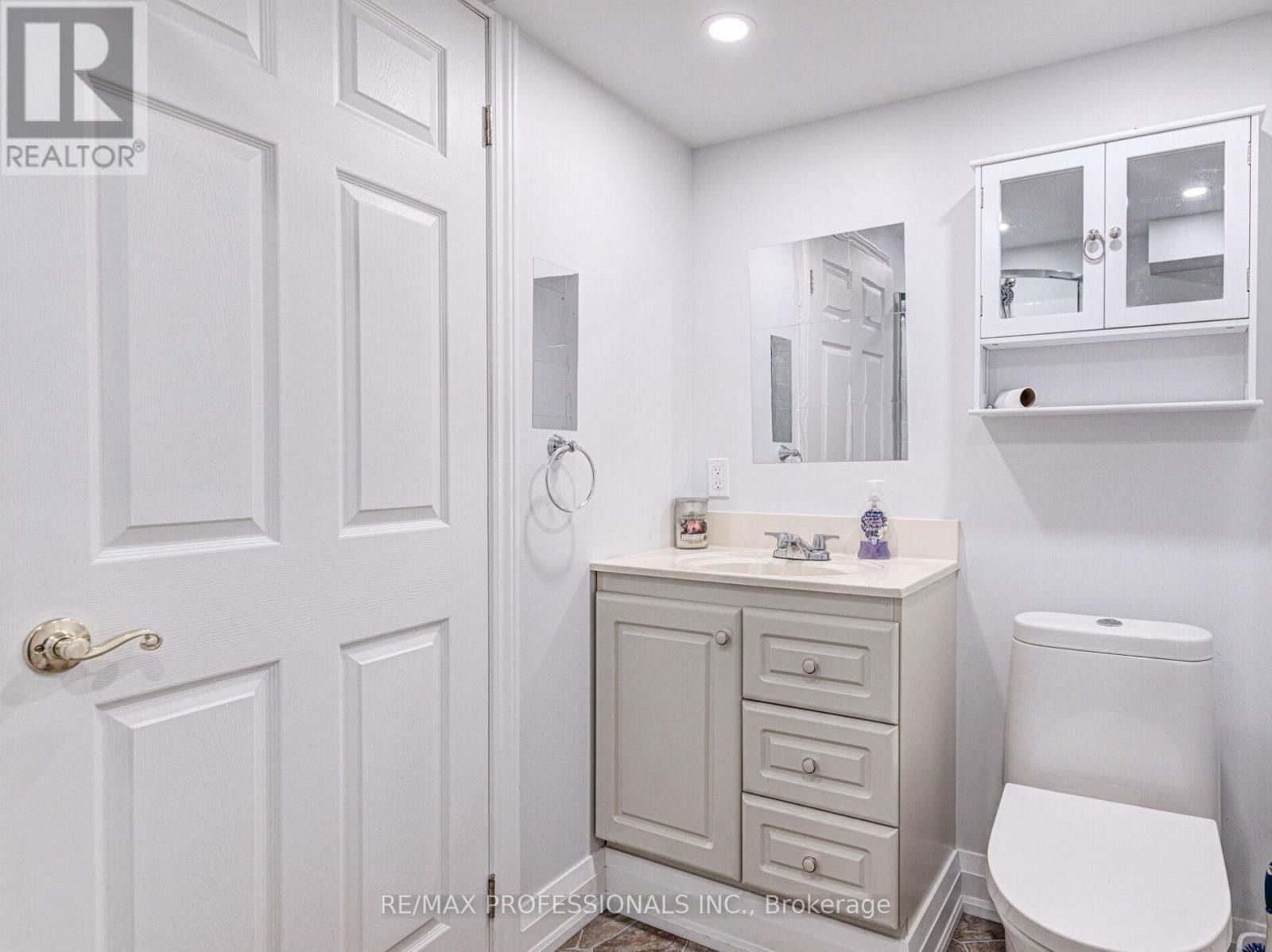 2416 MALCOLM CRESCENT Image 23