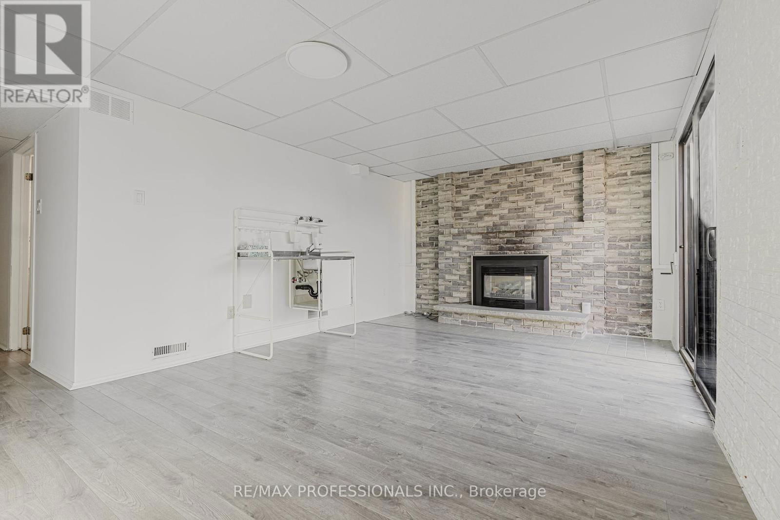2416 MALCOLM CRESCENT Image 25