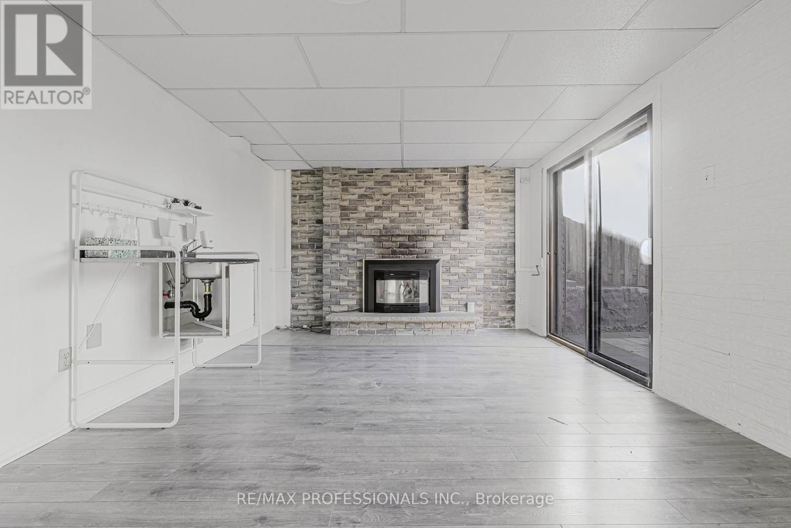 2416 MALCOLM CRESCENT Image 26