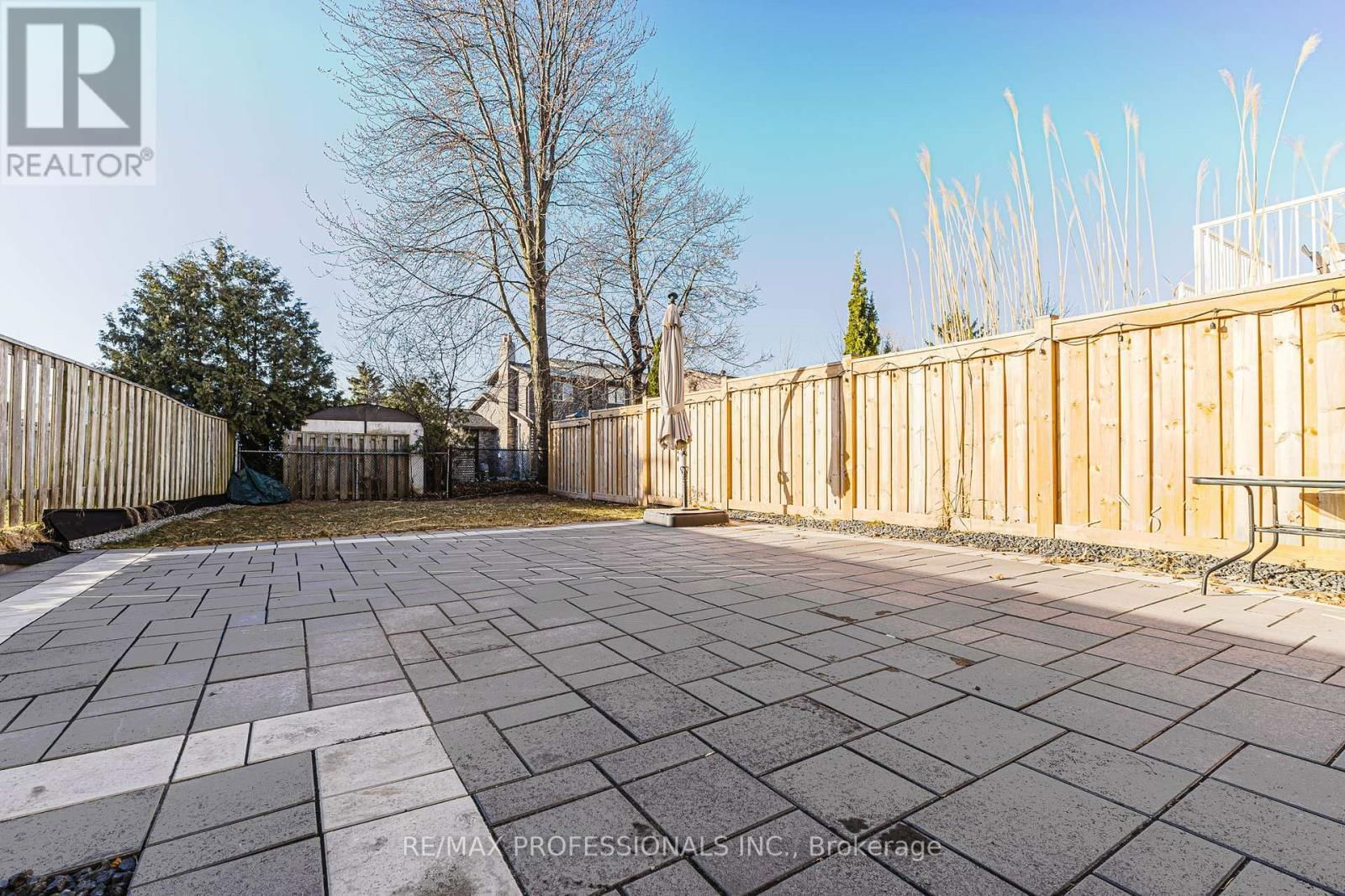 2416 MALCOLM CRESCENT Image 27
